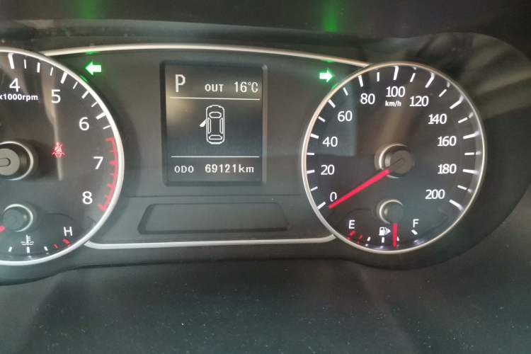 Used Land X7 2015 2.0T Panoramic Prestige Edition Odometer Close Up