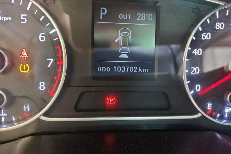Used Land X7 2015 2.0T Panoramic Prestige Edition Odometer Close Up