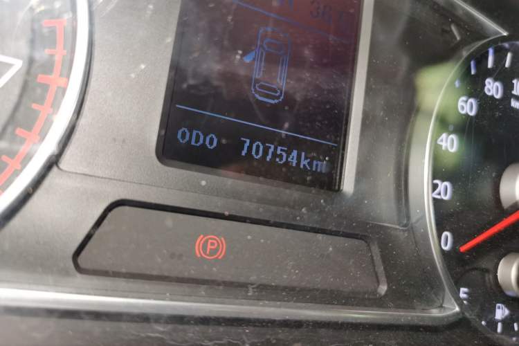 Used Land X7 2015 2.0T Panoramic Prestige Edition Odometer Close Up