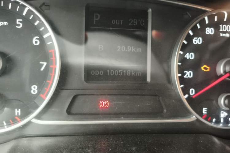 Used Land X7 2015 2.0T Panoramic Prestige Edition Odometer Close Up