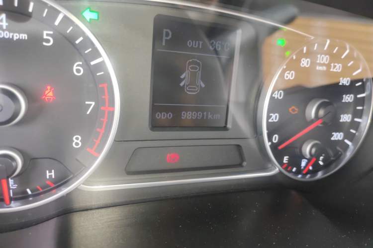 Used Land X7 2015 2.0T Panoramic Prestige Edition Odometer Close Up