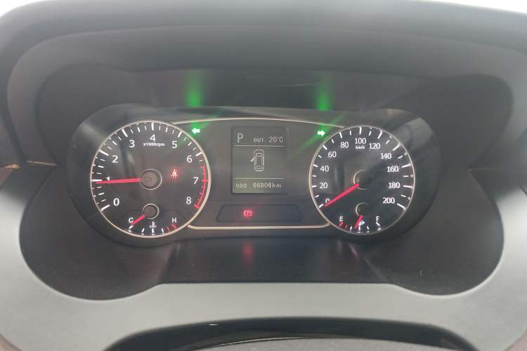 Used Land X7 2015 2.0T Panoramic Prestige Edition Odometer Close Up