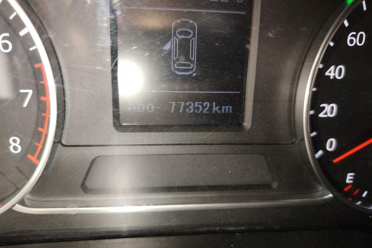 Used Land X7 2015 2.0T Panoramic Prestige Edition Odometer Close Up
