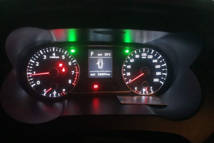 Used Land X7 2015 2.0T Panoramic Prestige Edition Odometer Close Up