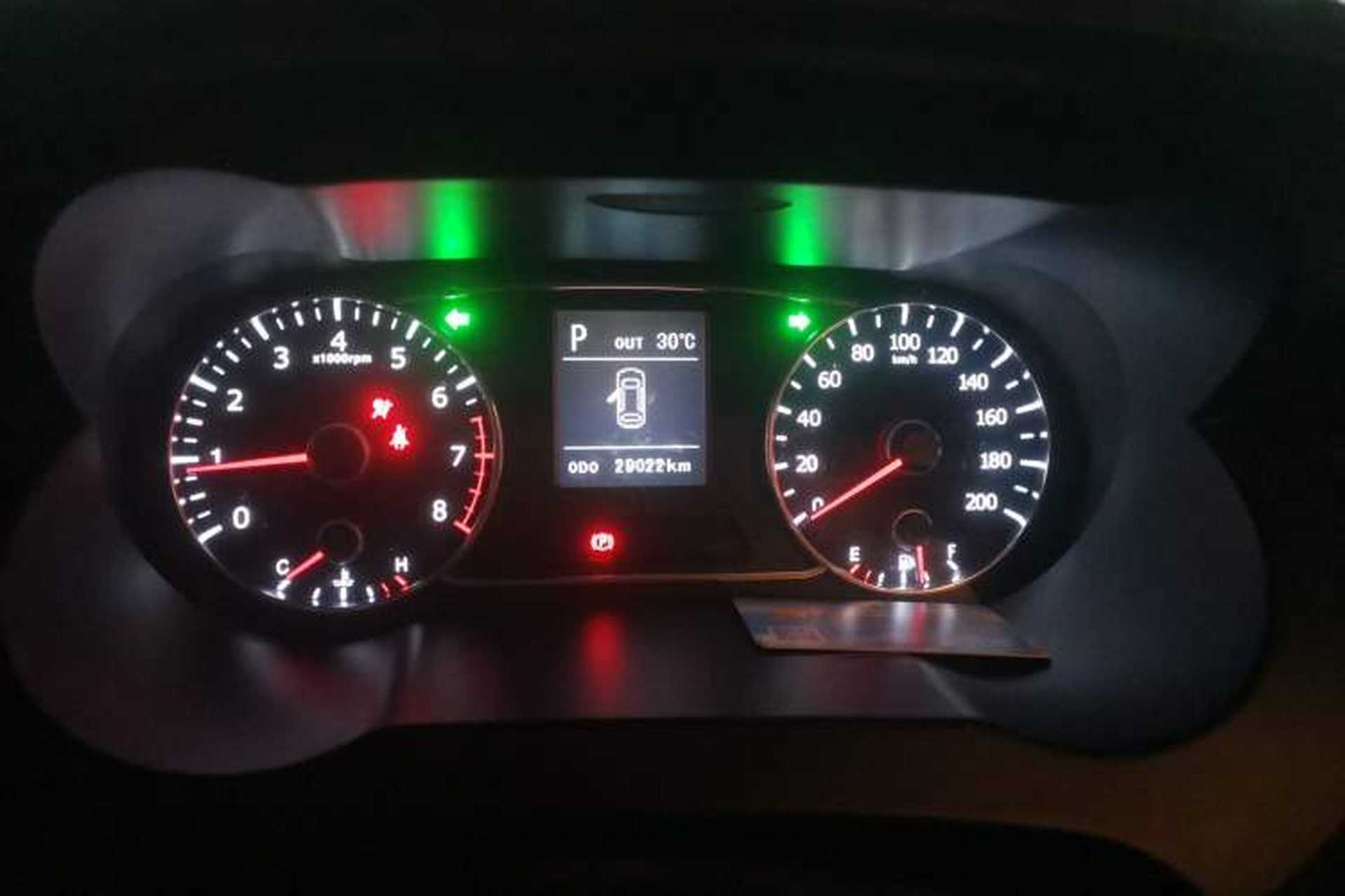 Used Land X7 2015 2.0T Panoramic Prestige Edition Odometer Close Up