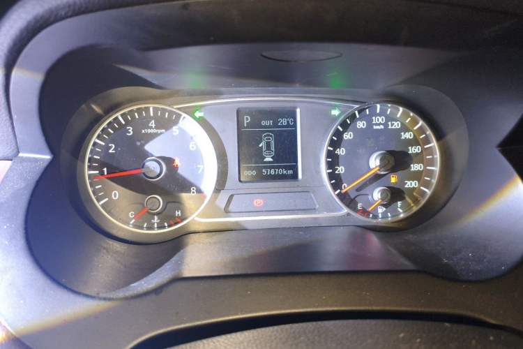 Used Land X7 2015 2.0T Panoramic Prestige Edition Odometer Close Up