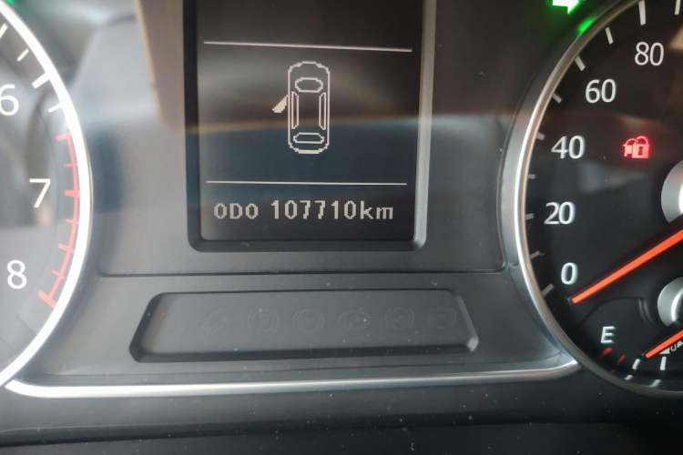 Used Land X7 2015 2.0T Panoramic Prestige Edition Odometer Close Up