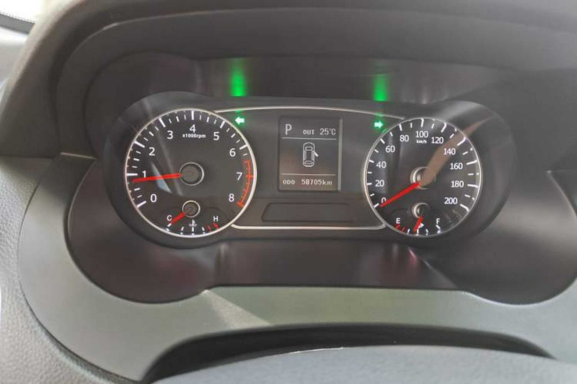 Used Land X7 2015 2.0T Panoramic Prestige Edition Odometer Close Up