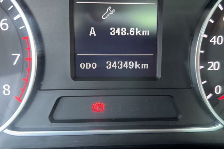 Used Land X7 2015 2.0T Panoramic Prestige Edition Odometer Close Up
