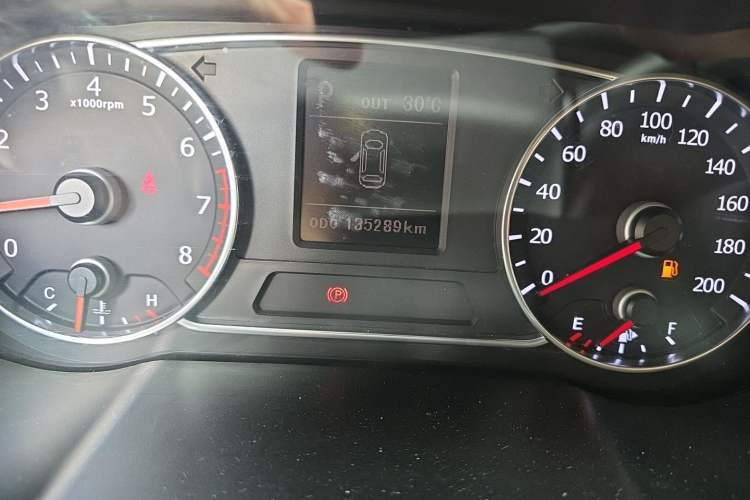 Used Land X7 2015 2.0T Panoramic Luxury Edition Odometer Close Up