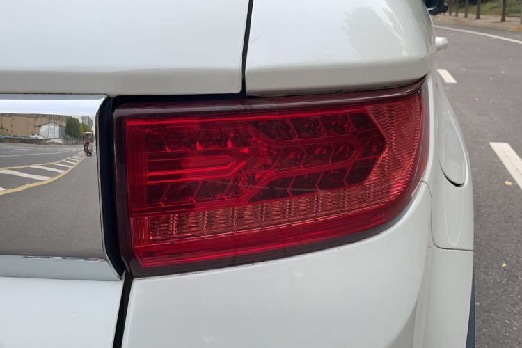 Used Land X7 2015 2.0T Panoramic Prestige Edition Right Rear Taillight