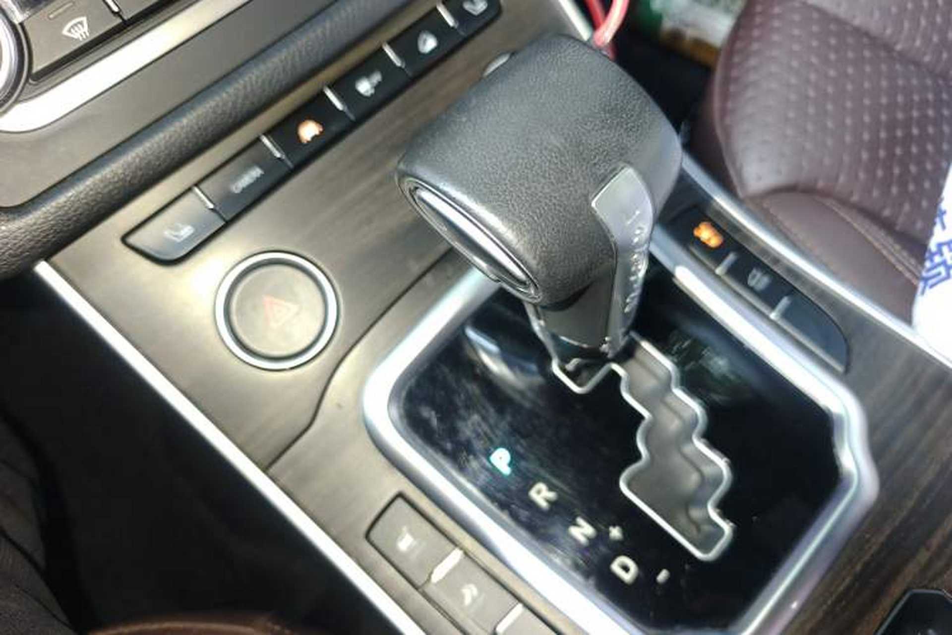 Used Land X7 2015 2.0T Panoramic Prestige Edition Gear Lever