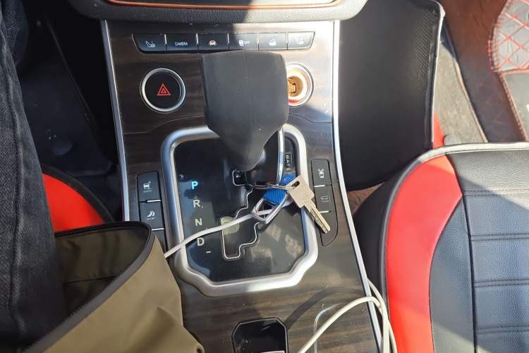 Used Land X7 2015 2.0T Panoramic Luxury Edition Gear Lever