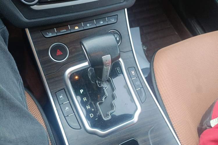 Used Land X7 2015 2.0T Panoramic Prestige Edition Gear Lever