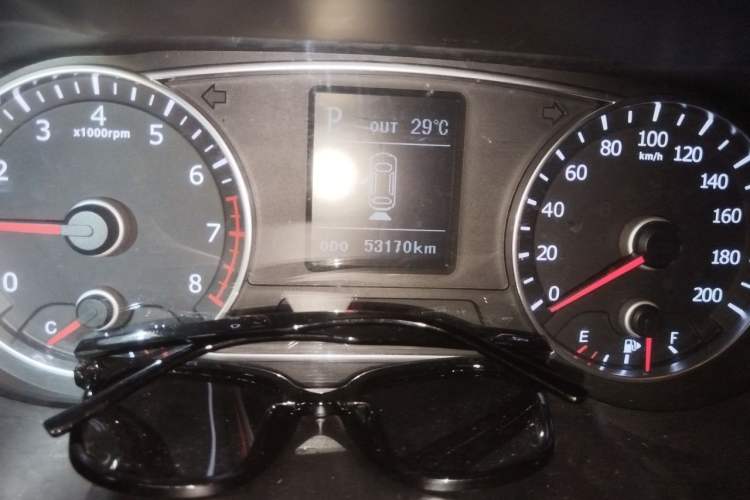 Used Land X7 2015 2.0T Panoramic Prestige Edition Odometer Close Up