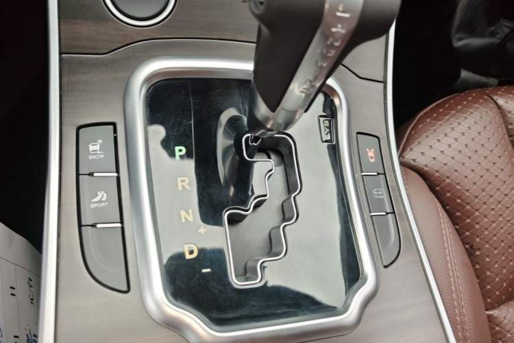 Used Land X7 2016 2.0T Panoramic Prestige Edition Gear Lever