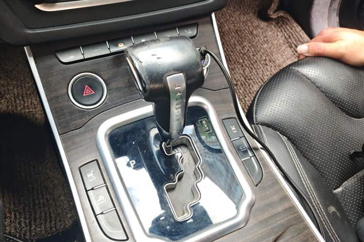Used Land X7 2016 2.0T Panoramic Prestige Edition Gear Lever