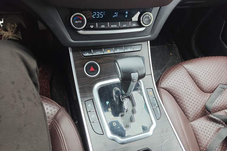 Used Land X7 2016 2.0T Panoramic Prestige Edition Gear Lever