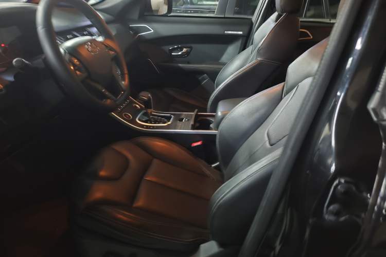 Used Land X7 2016 2.0T Panoramic Prestige Edition Interior 3