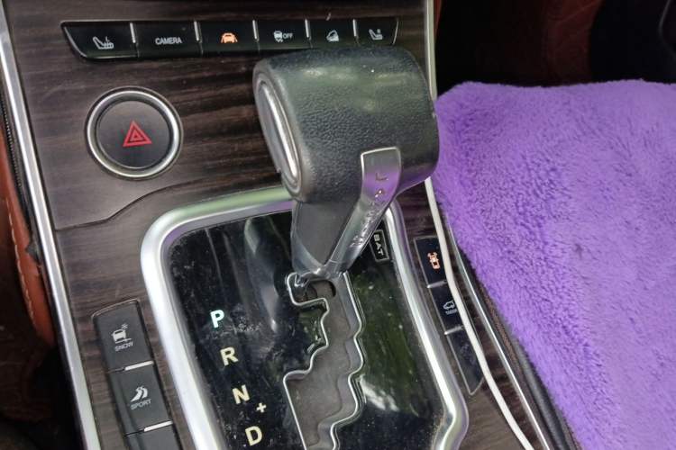 Used Land X7 2016 2.0T Panoramic Prestige Edition Gear Lever