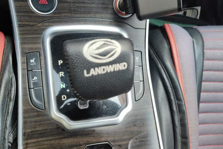 Used Land X7 2016 2.0T Panoramic Prestige Edition Gear Lever