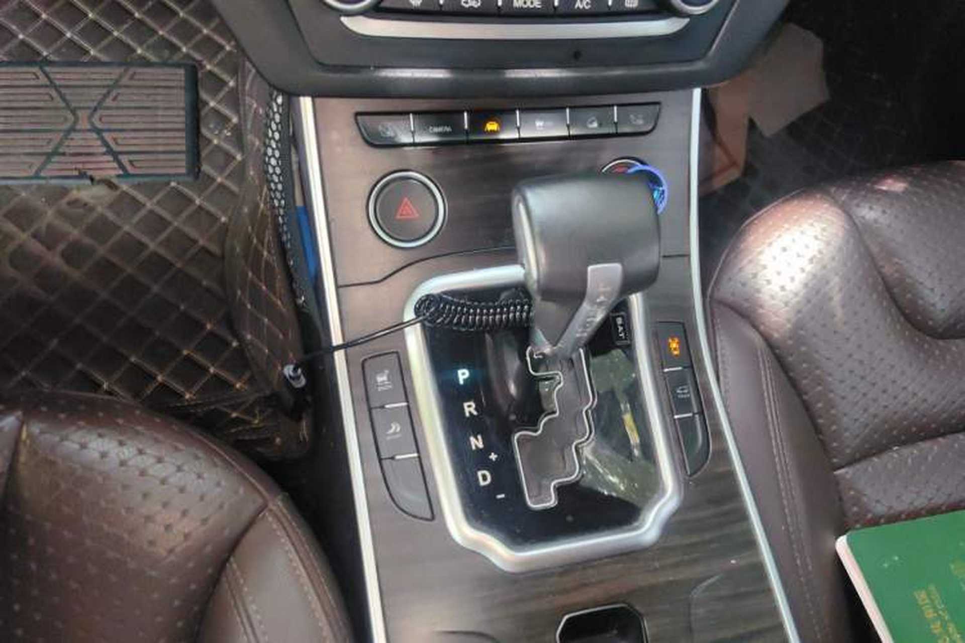 Used Land X7 2016 2.0T Panoramic Prestige Edition Gear Lever