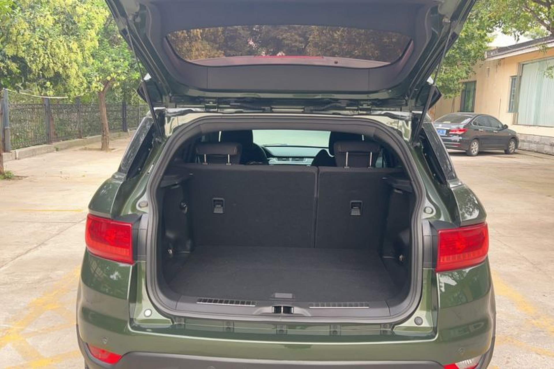 Used Land X7 2016 2.0T Panoramic Deluxe Edition Trunk