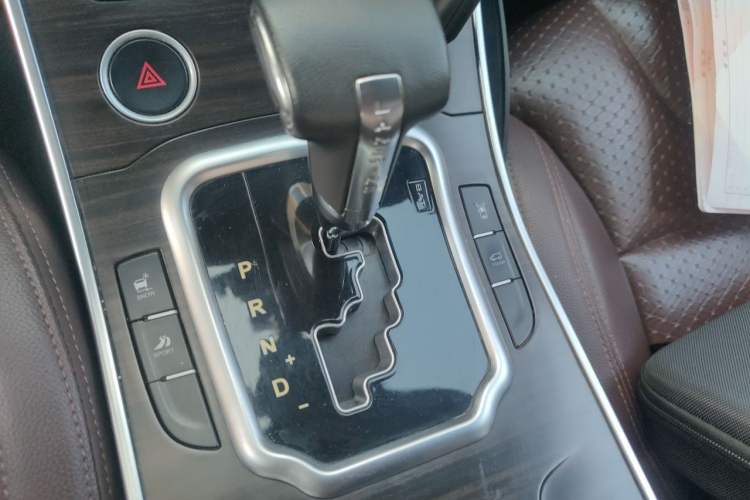 Used Land X7 2016 2.0T Panoramic Prestige Edition Gear Lever