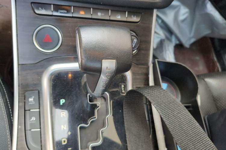 Used Land X7 2016 2.0T Panoramic Prestige Edition Gear Lever