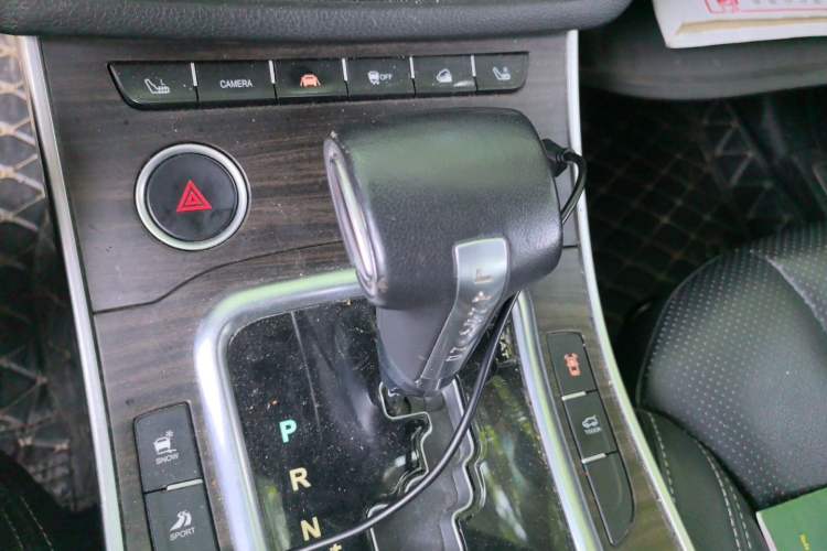 Used Land X7 2016 2.0T Panoramic Prestige Edition Gear Lever