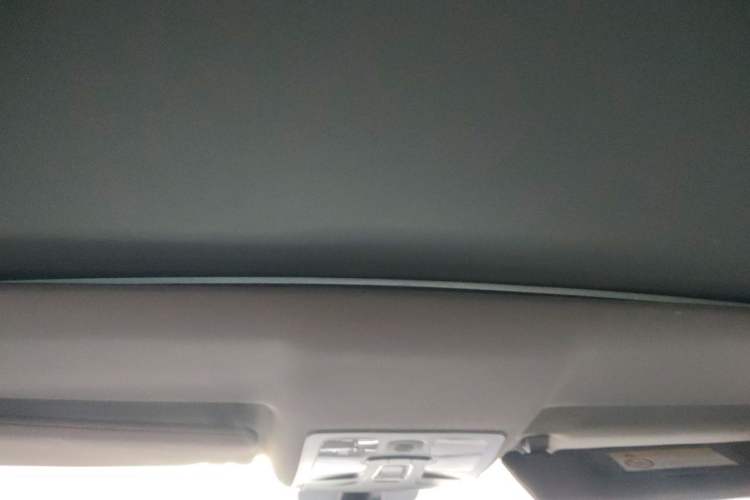 Used Land X7 2016 2.0T Panoramic Prestige Edition Headliner