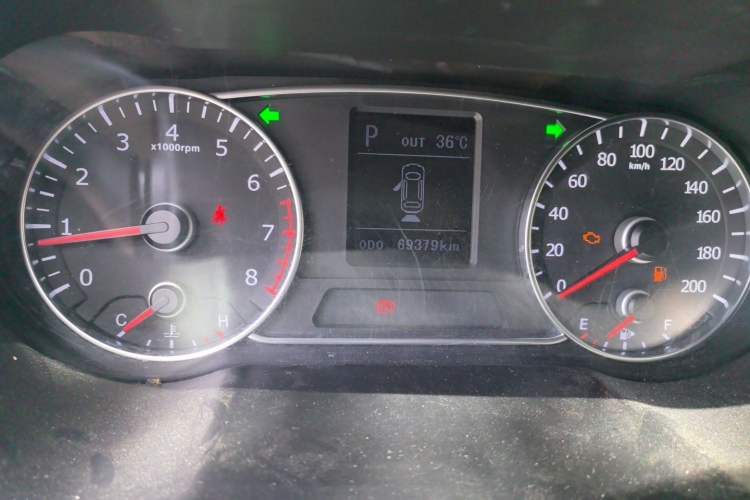 Used Land X7 2016 2.0T Panoramic Prestige Edition Odometer Close Up