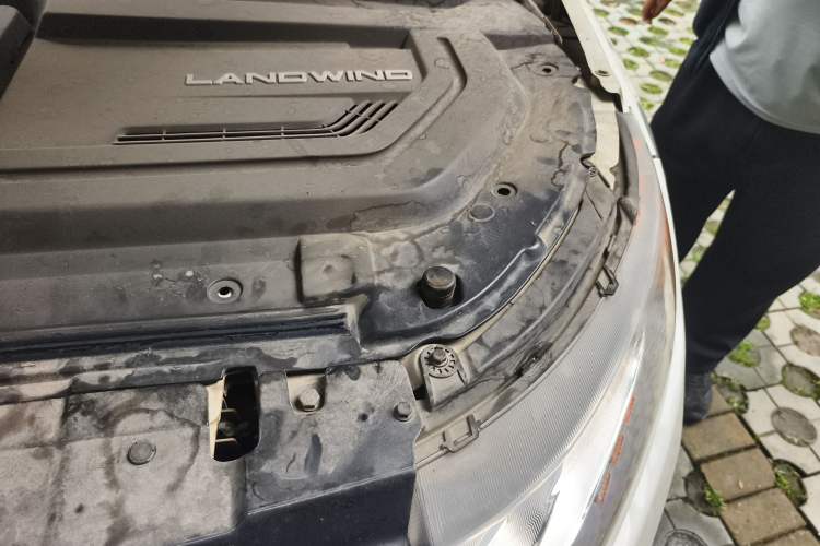 Used Land X7 2016 2.0T Panoramic Prestige Edition Engine Bay Left