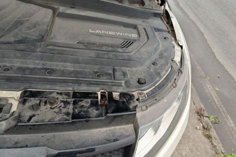 Used Land X7 2016 2.0T Panoramic Prestige Edition Engine Bay Left