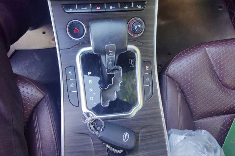 Used Land X7 2016 2.0T Panoramic Prestige Edition Gear Lever