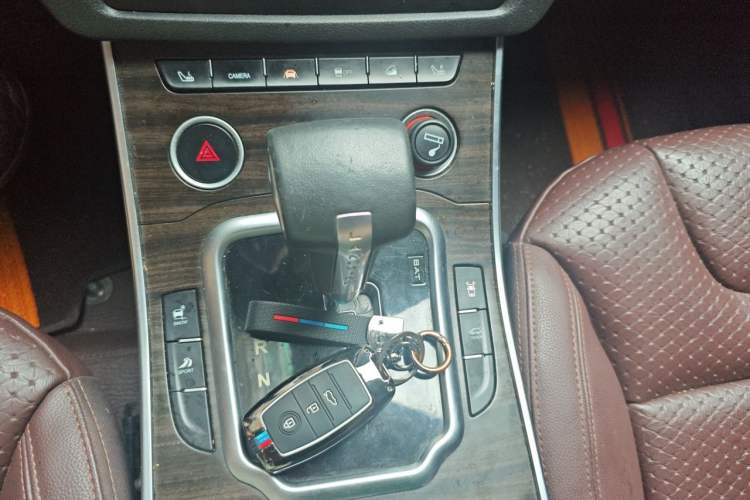 Used Land X7 2016 2.0T Panoramic Prestige Edition Gear Lever