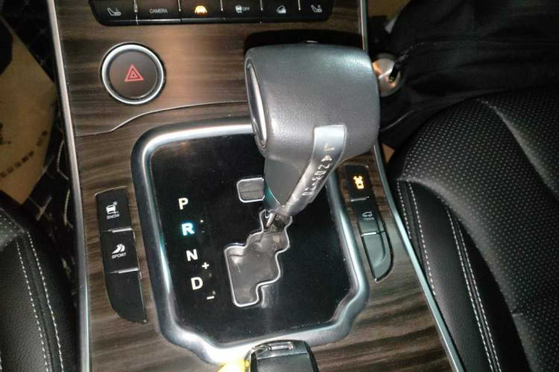 Used Land X7 2016 2.0T Panoramic Prestige Edition Gear Lever