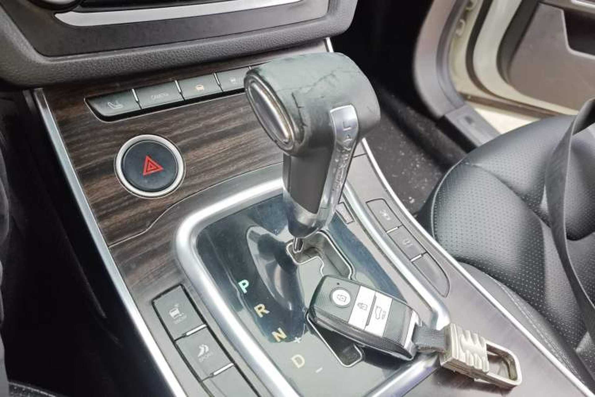 Used Land X7 2016 2.0T Panoramic Prestige Edition Gear Lever