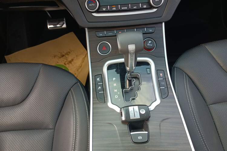 Used Land X7 2016 2.0T Panoramic Prestige Edition Gear Lever
