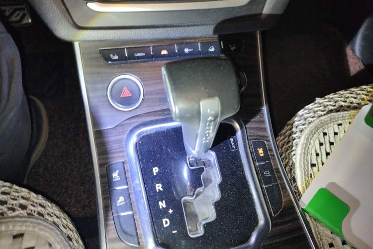 Used Land X7 2016 2.0T Panoramic Prestige Edition Gear Lever