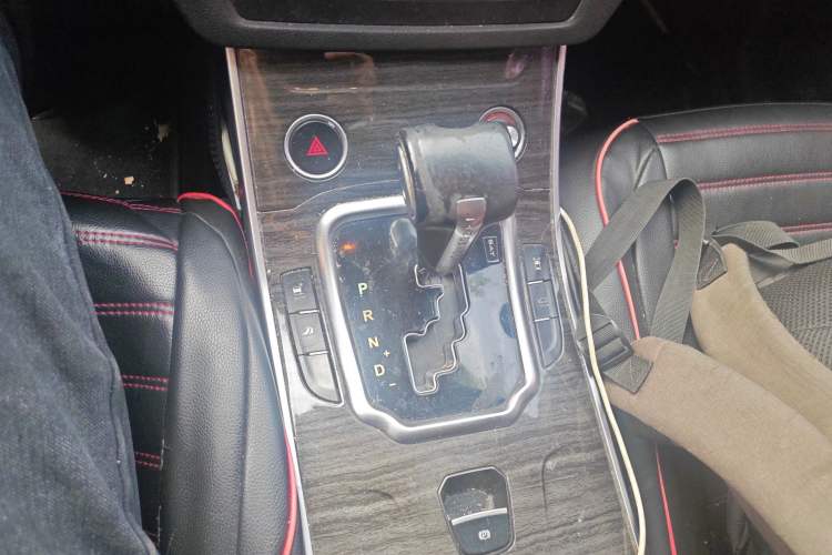 Used Land X7 2016 2.0T Panoramic Deluxe Edition Gear Lever