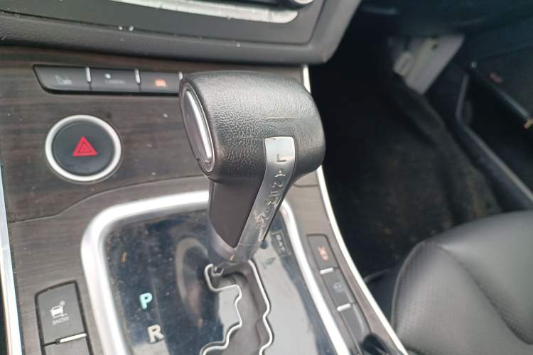 Used Land X7 2016 2.0T Panoramic Prestige Edition Gear Lever