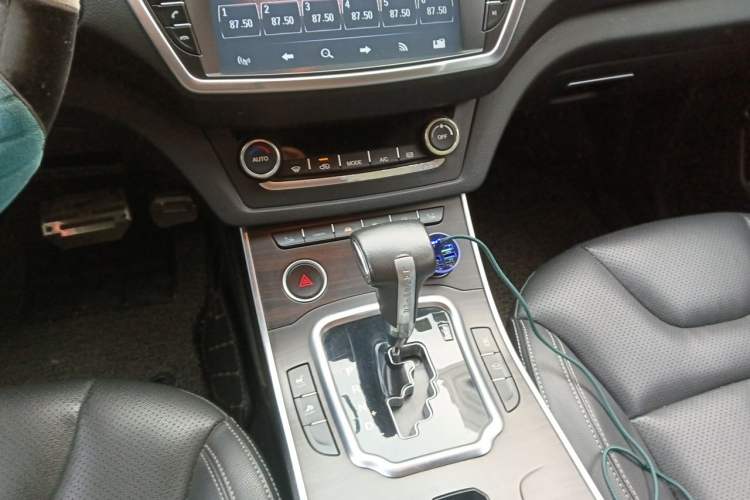Used Land X7 2016 2.0T Panoramic Prestige Edition Gear Lever