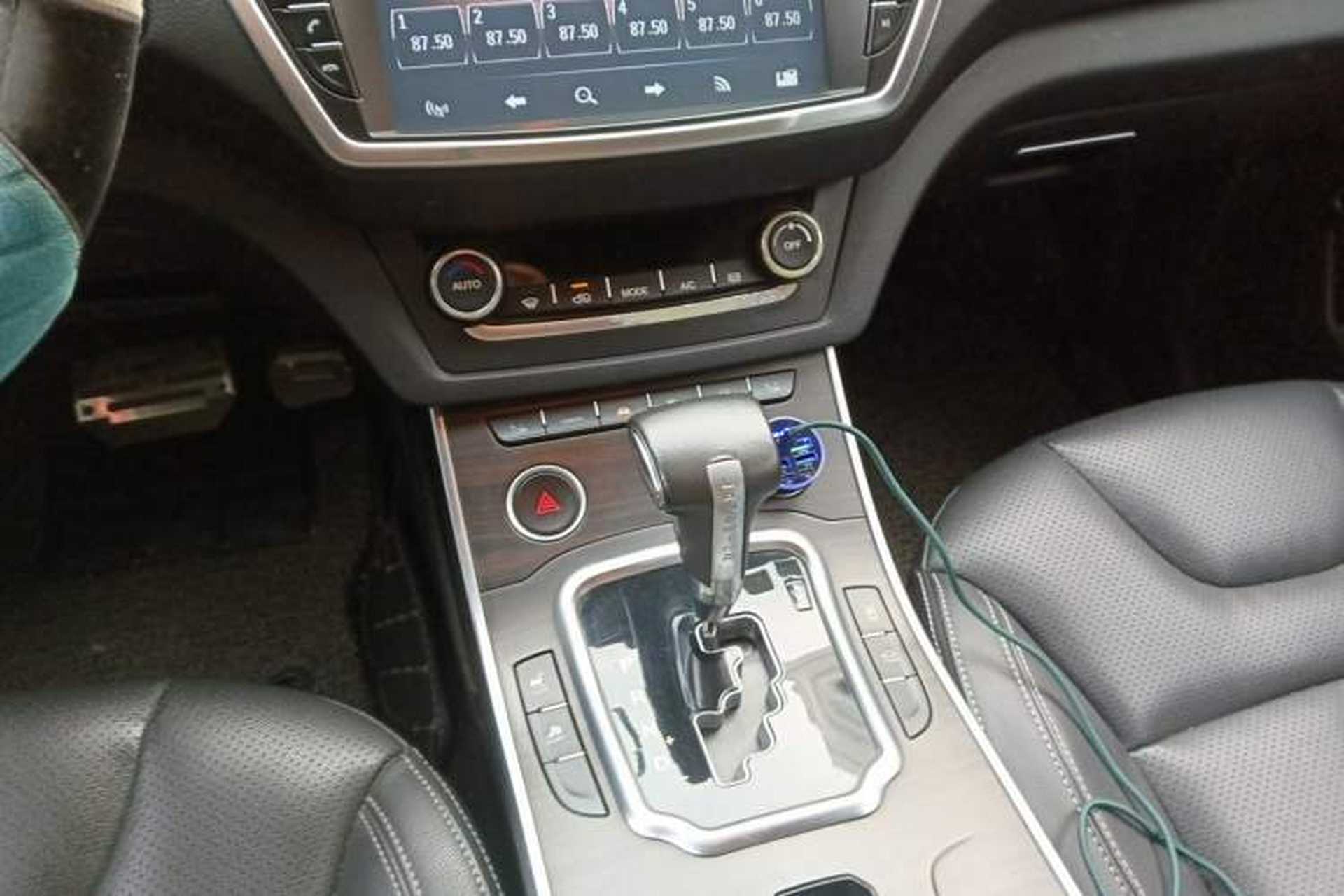 Used Land X7 2016 2.0T Panoramic Prestige Edition Gear Lever