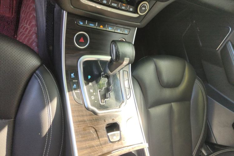 Used Land X7 2016 2.0T Panoramic Prestige Edition Gear Lever