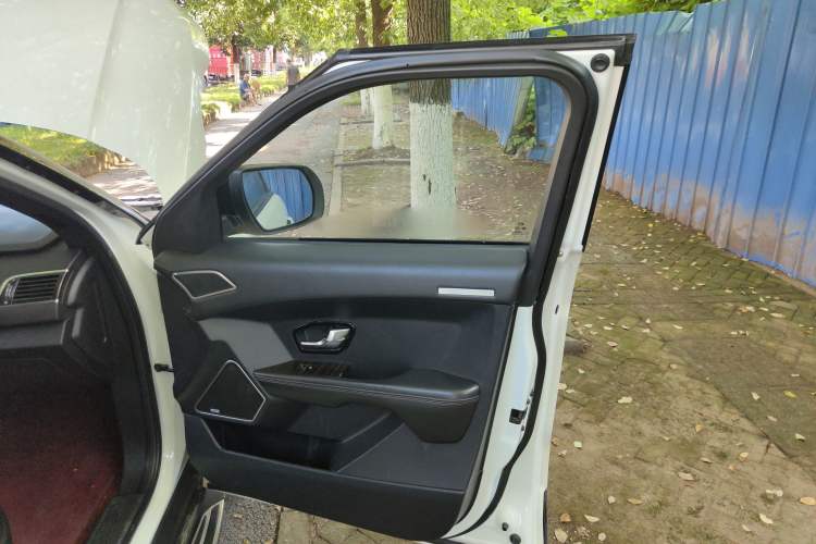 Used Land X7 2016 2.0T Panoramic Prestige Edition Interior 5
