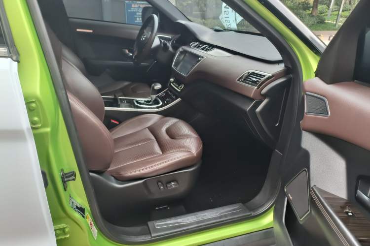 Used Land X7 2016 2.0T Panoramic Prestige Edition Interior 6
