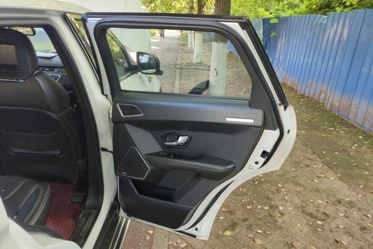 Used Land X7 2016 2.0T Panoramic Prestige Edition Interior 6