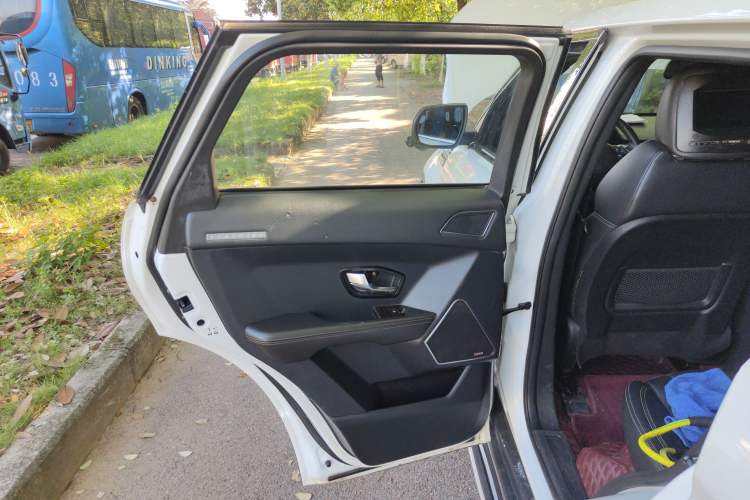 Used Land X7 2016 2.0T Panoramic Prestige Edition Interior 8