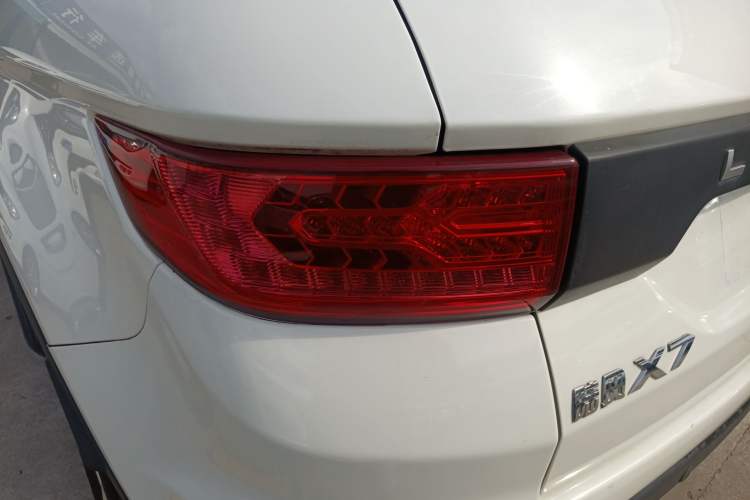 Used Land X7 2016 2.0T Panoramic Deluxe Edition Left Rear Taillight